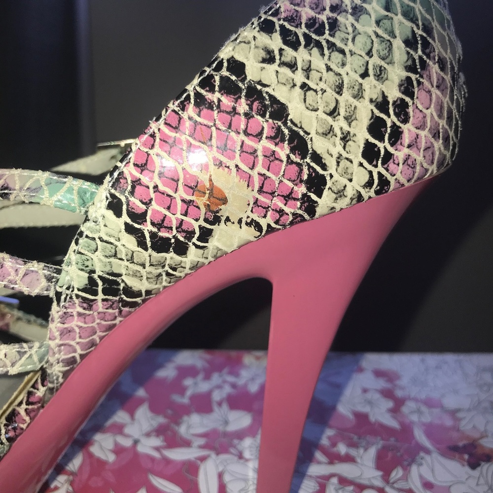CHINESE LAUNDRY MULTI-COLORED ASHANTI HEELS - Picture 8 of 8